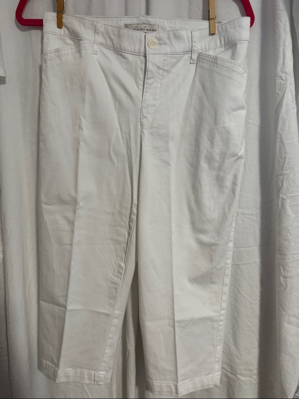 Gloria Vanderbilt Crisp White Capri Pants